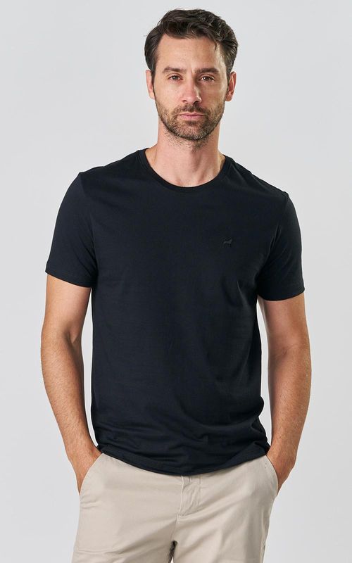 Camiseta básica manga curta masculina com bordado logo no tom da peça. - PRETO