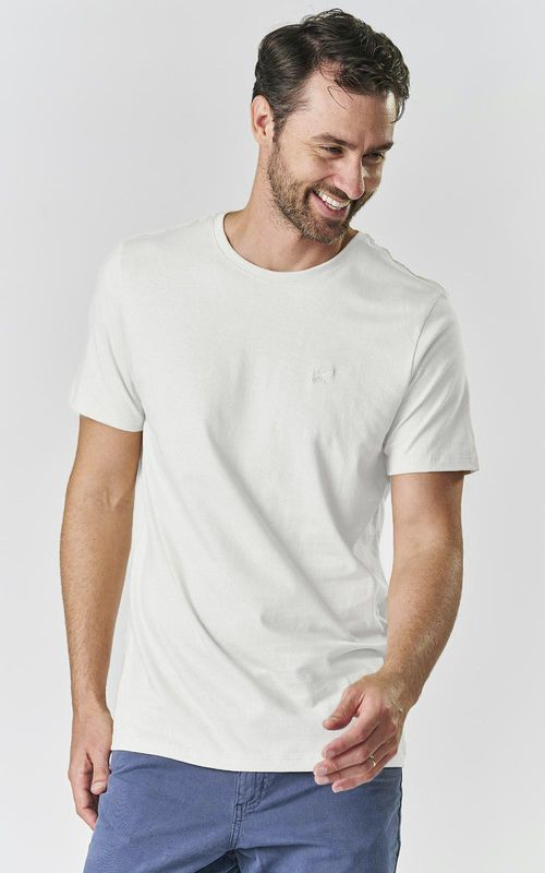 Camiseta básica manga curta masculina com bordado logo no tom da peça. - BRANCO