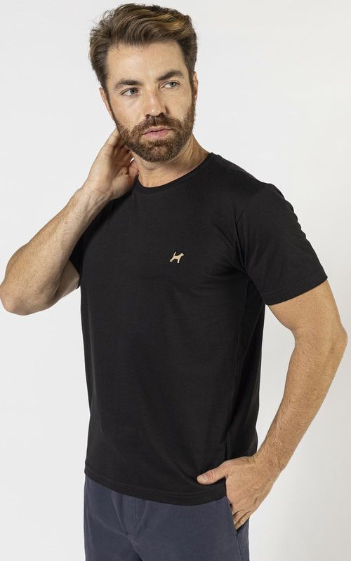 Camiseta básica manga curta masculina com bordado logo no tom da peça. - PRETO