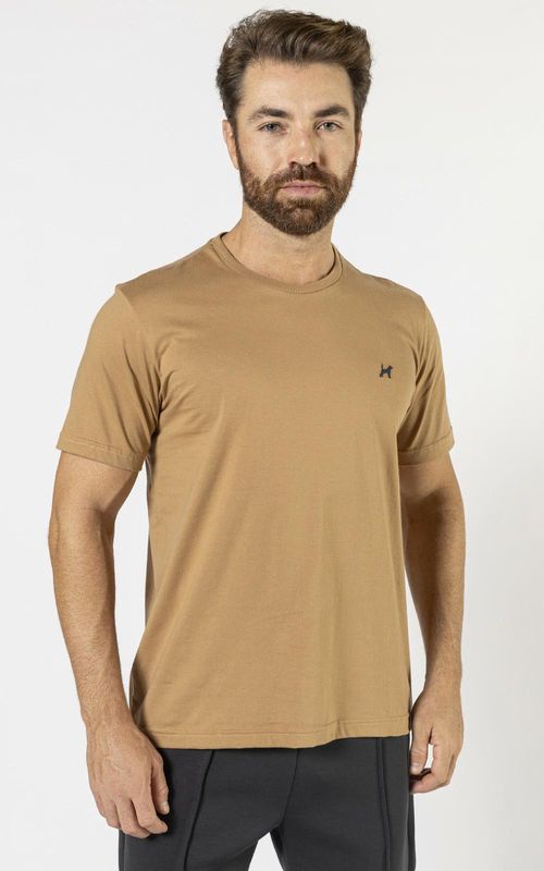 Camiseta básica manga curta masculina com bordado logo no tom da peça. - CANELA