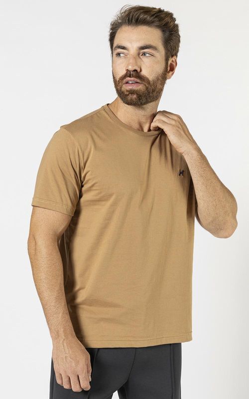 Camiseta básica manga curta masculina com bordado logo no tom da peça. - CANELA