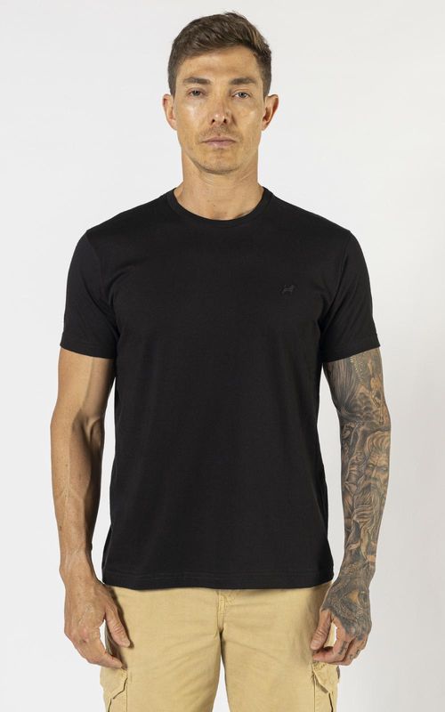 Camiseta básica manga curta masculina com bordado logo no tom da peça. - PRETO