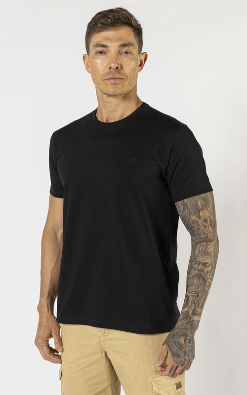 Camiseta básica manga curta masculina com bordado logo no tom da peça. - PRETO