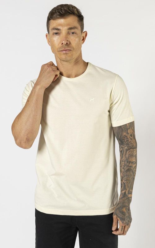 Camiseta básica manga curta masculina com bordado logo no tom da peça. - NATURAL