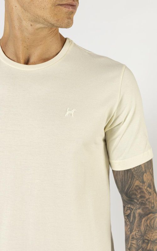 Camiseta básica manga curta masculina com bordado logo no tom da peça. - NATURAL