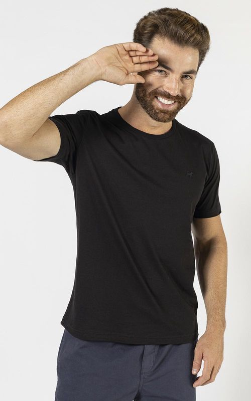 Camiseta básica manga curta masculina com bordado logo no tom da peça. - PRETO