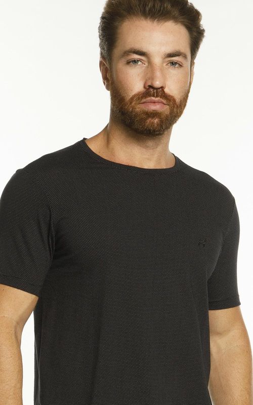 Camiseta básica manga curta masculina com bordado logo no tom da peça. - PRETO